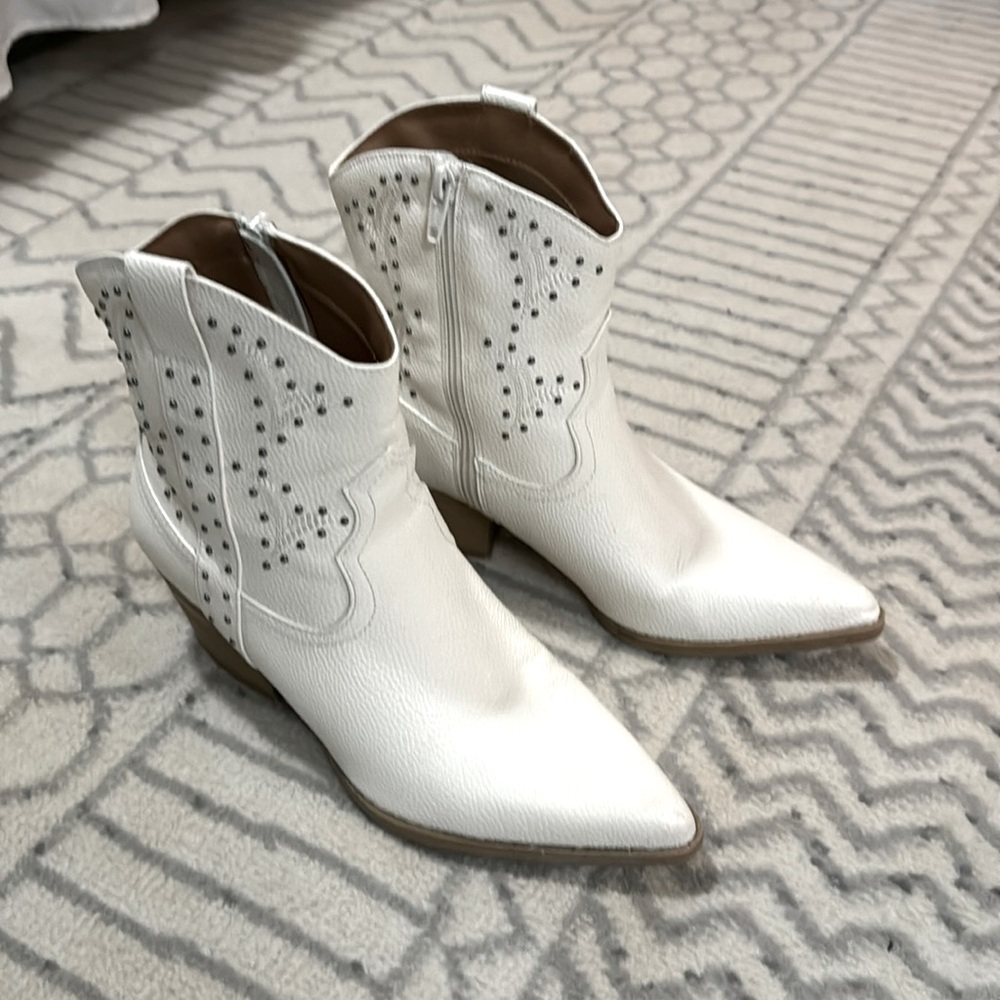 Cream cowgirl boots size 81/2